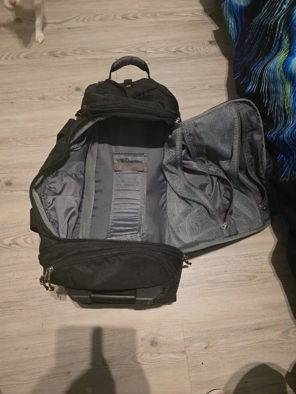 Timberland rolling luggage bag - Black, sturdy, large compartments